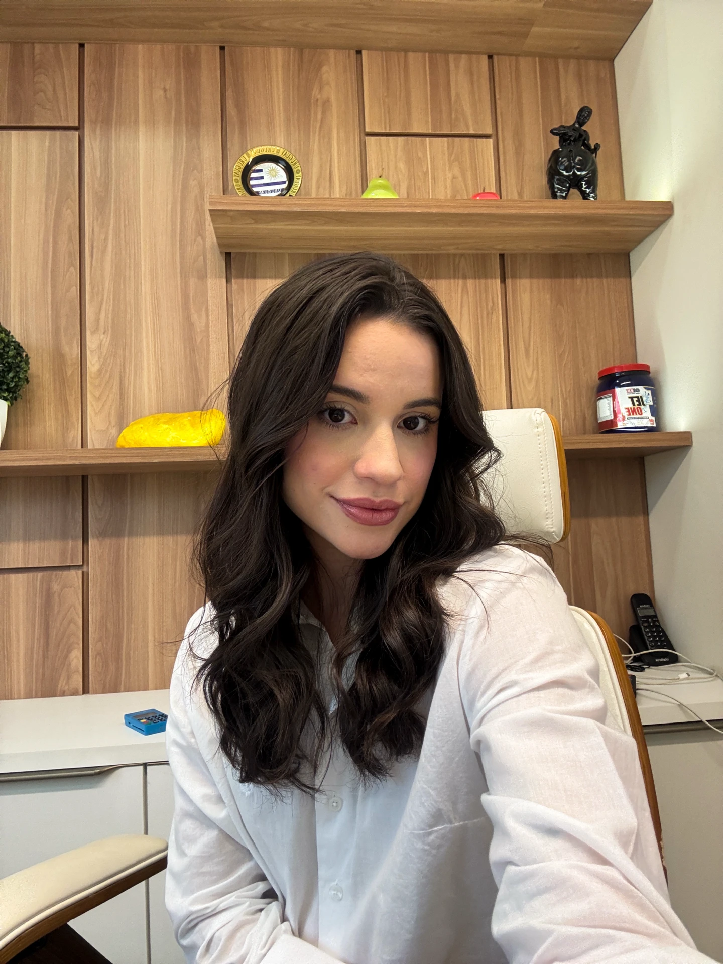 Retrato de Julie Fontes, nutricionista, em seu consultório